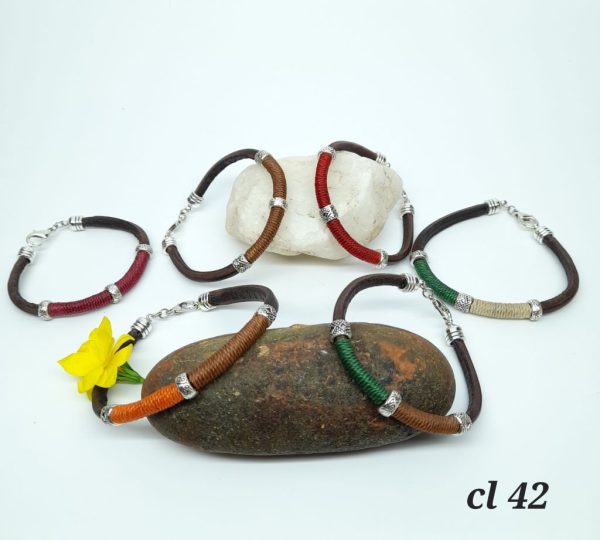 Pulsera de cuero con hilo encerado