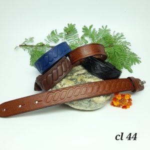 Pulsera brazalete de cuero.