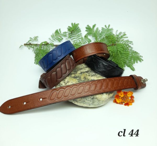 Pulsera brazalete de cuero.